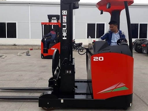 Reach Truck là dòng xe nâng được cải tiến từ mẫu xe nâng điện Forklift