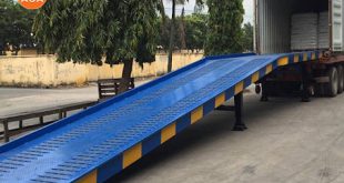 Cầu xe nâng giúp xe nâng hàng di chuyển vào lấy hàng hóa trong Container