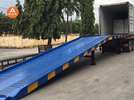 Cầu xe nâng giúp xe nâng hàng di chuyển vào lấy hàng hóa trong Container